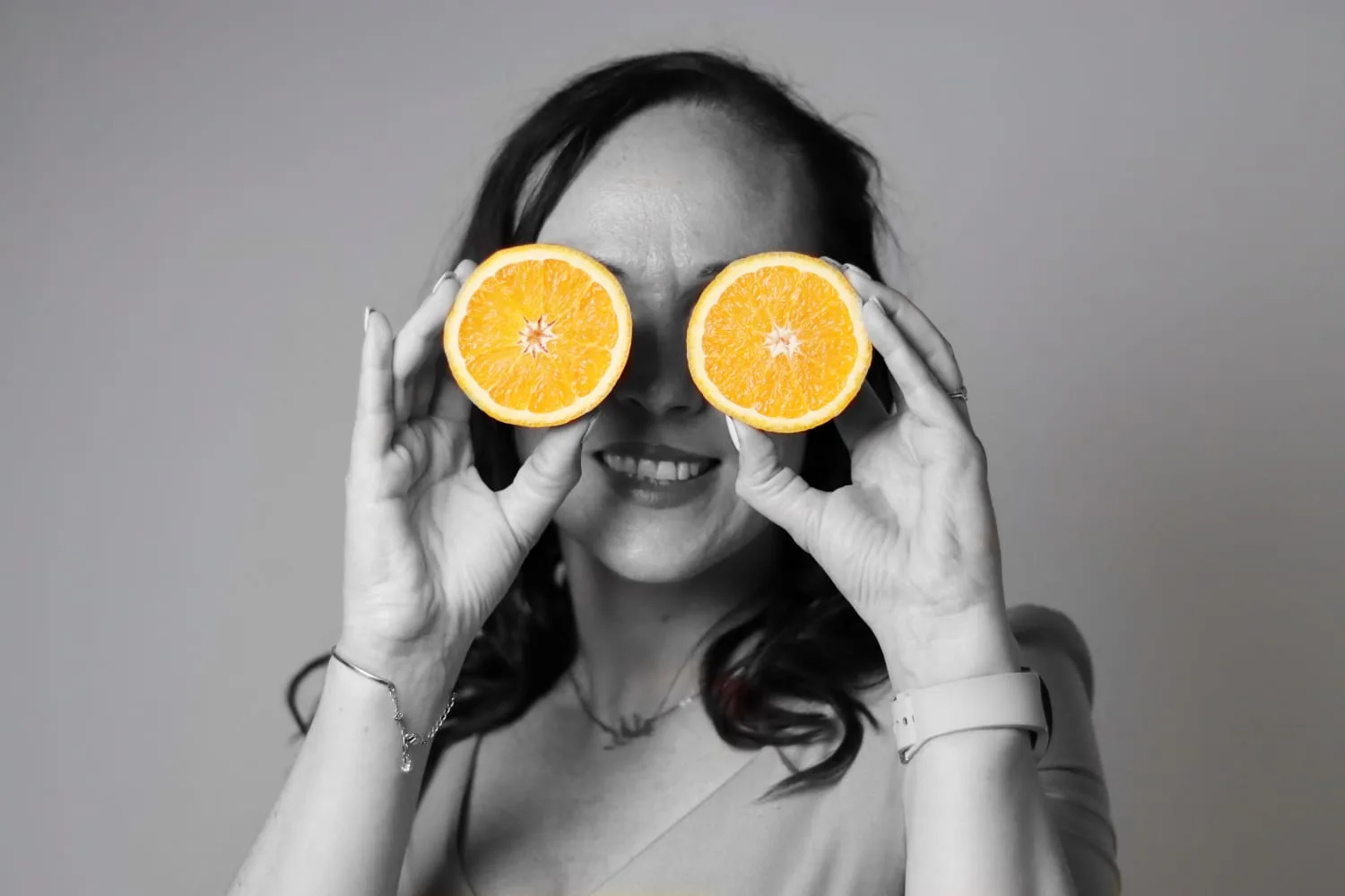 Héloïse, fondatrice de La Fée Moi Fondre, coach en bien-être à Nantes, souriante avec deux moitiés d'orange sur les yeux